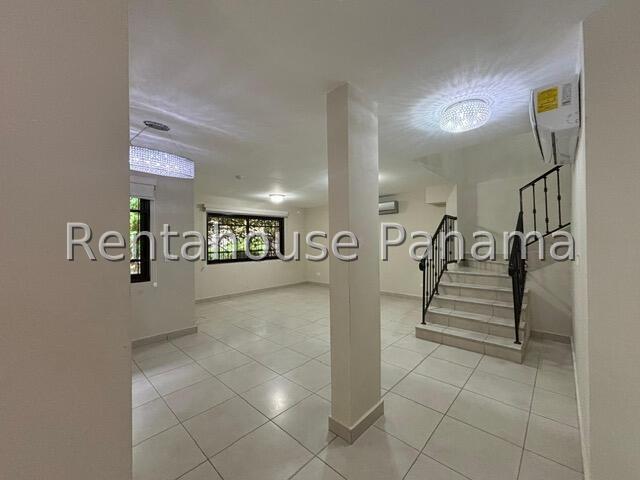 Modern and Spacious House - Exquisita Casa en Embassy Club